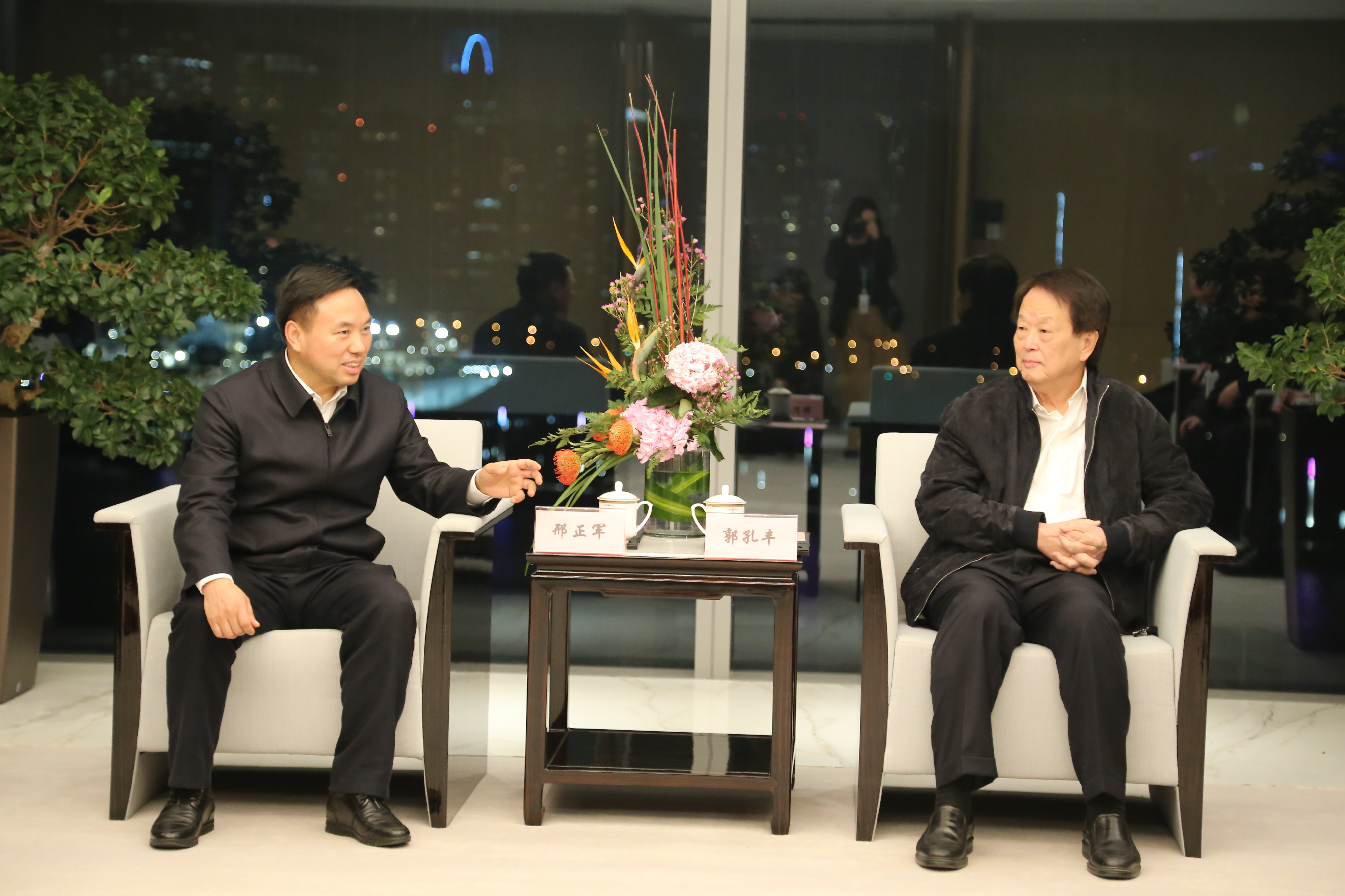 连云港市领导一行与益海嘉里金龙鱼董事长郭孔丰先生举行会见